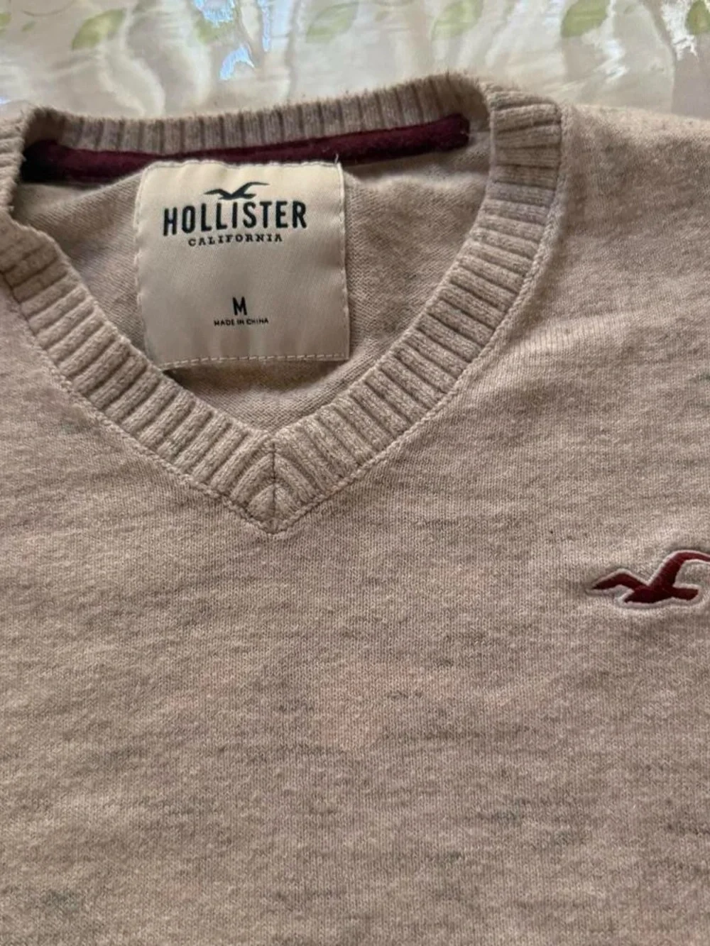 Hollister Men's Light Beige V-Neck Sweater with Maroon Logo